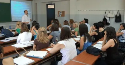Alumnos en una clase atienden al profesor
