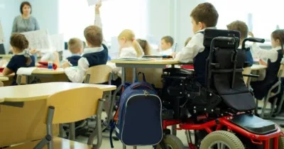 Un alumno en silla de ruedas en clase