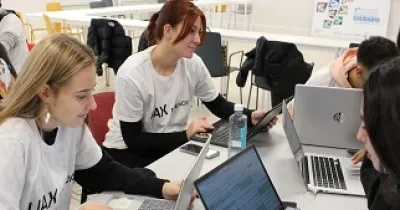 Alumnos de UAX FP participando en el Hackathon Solidario Innicia (Fuente: Fundación UAX)