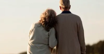personas mayoresde espaldas agarrando uno a otro de forma bonita
