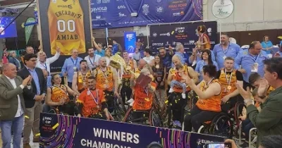 Amiab Albacete levantando el titulo de campeones