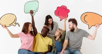 chicos y chicas sosteniendo emoticonos de burbujas de chat
