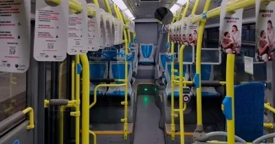 Perchas informativas en un autobús