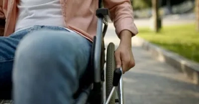 Una persona se desplaza en silla de ruedas (Fuente: Servimedia)