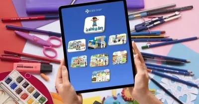 Aplicación inclusiva en una tablet con un fondo de pinturas, rotuladores y acuarelas