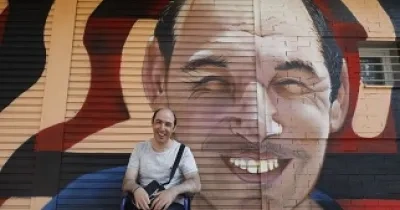 Uno de los usuarios de la Oficina de Vida Independiente frente a una de las obras del artista David Barrera en las fachadas de este centro (Fuente: Twitter Pepe Aniorte)