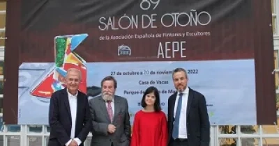 Foto de familia con el presidente del Patronato de Down Madrid, Ignacio Egea; el presidente de la AEPE, José Gabriel Astudillo; la artista y participante de Down Madrid, Elena Muñoz; y el concejal presidente del Distrito de Retiro, Santiago Saura.