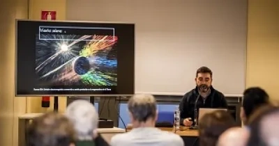 Enrique Pérez Montero, astrónomo ciego, dando una charla (Fuente: ONCE)