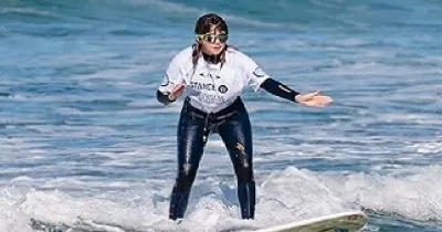 Carmen, campeona de surf adaptado ciega sobre la tabla de surf (Fuente: Carmen López)