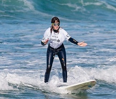 Carmen, campeona de surf adaptado ciega sobre la tabla de surf (Fuente: Carmen López)