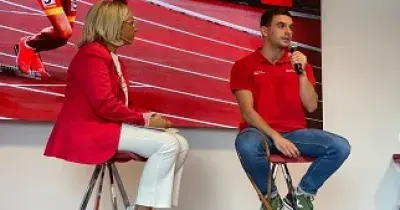 Gerard Descarrega (derecha) se dirige a empleados de Iberia durante la charla mantenida en Madrid (Fuente: Iberia)
