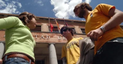 personas universitarias en la puerta de una facultad