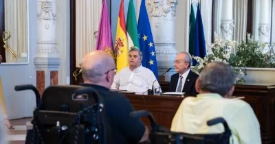 Representantes del Ayuntamiento de Málaga y Fundación ONCE