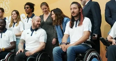 Díaz Ayuso hablando con un deportista madrileño en el evento organizado por la Comunidad de Madrid