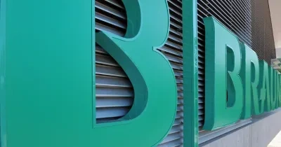 letras de la empresa en la entrada a sus oficinas centrales