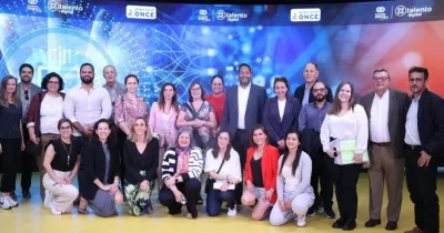 Foto de familia al final de la visita en el Hub de 'Por Talento Digital'
