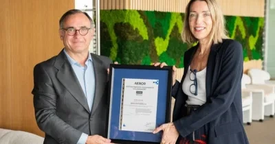 Javier Mejía (AENOR) entregando la certificación a Marta Aisa (Santander)