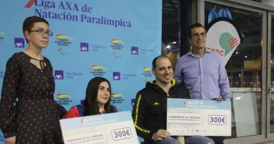 los galardonados recibiendo el premio de la primera jornada de la Liga AXA junto a los dos responsables de la organización