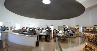 Biblioteca Pedro Salinas llena de estudiantes