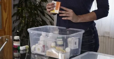 persona mirando las medicinas que tiene en un cajón