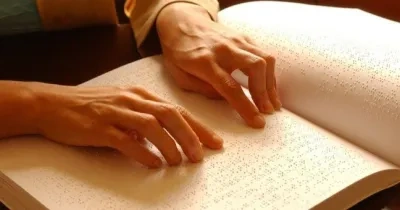 Una persona lee en braille