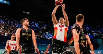 Pincho Ortega intenta encestar en el partido masculino de baloncesto en silla de ruedas entre España y Alemania en los Juegos Paralímpicos de París 2024