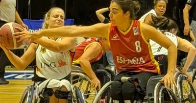 Bea Zudaire intenta robar el balón en el partido de hoy entre España y Alemania