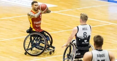 Óscar Onrubia intenta encestar en un partido de España en el Europeo de Baloncesto en Silla de Ruedas