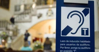 cartel de un bucle magnético en un centro público
