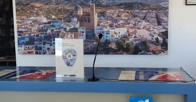 mapa de altea de fondo en la oficina de turismo de Altea