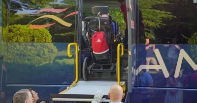 Una persona con movilidad reducida subiendo al autobús
