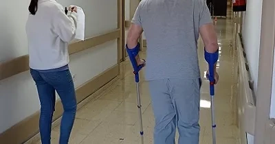 Uno de los paciente con lesión medular paseando por los pasillos del Hospital Nacional de Parapléjicos de Toledo (Fuente: Hospital Nacional de Parapléjicos de Toledo)