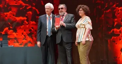 Carballeda regociendo el premio