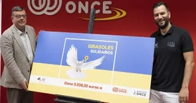 Momento de la entrega del cheque solidario por parte de la Asociación Nacional de Floristas (ANF) a Fundación ONCE, con José Luis Martínez Donoso y Ángel Llorena (Fuente: Jorge Villa)