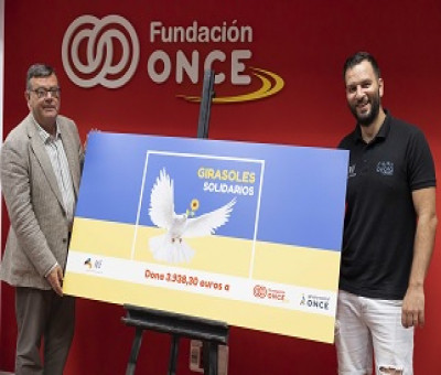 Momento de la entrega del cheque solidario por parte de la Asociación Nacional de Floristas (ANF) a Fundación ONCE, con José Luis Martínez Donoso y Ángel Llorena (Fuente: Jorge Villa)