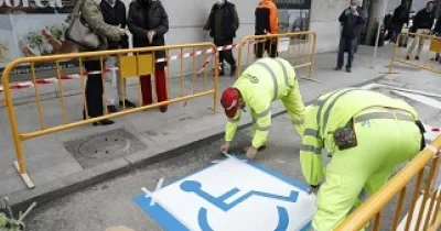 Operarios municipales realizan trabajos de remodelación en las plazas de movilidad reducida (Fuente: Ayuntamiento de Madrid)
