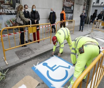 Operarios municipales realizan trabajos de remodelación en las plazas de movilidad reducida (Fuente: Ayuntamiento de Madrid)