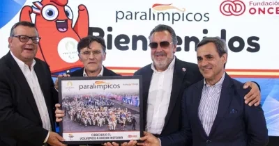 Carballeda recibiendo en Por Talento Digital un cuadro del equipo paralímpico de Paris2024 de manos de representantes de ONCE