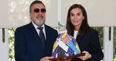 La Reina Letizia y Miguel Carballeda levantando un reconocimiento