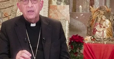Momento del mensaje del cardenal Omella con la cruz del Cristo mutilado (Fuente: Fotograma del mensaje de Navidad de la CEE)