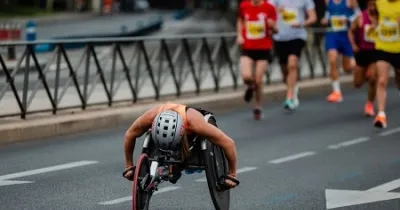 persona con discapacidad en una "handbike" durante la carrera