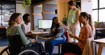 Personas trabajando en una oficina