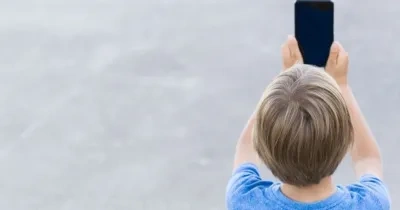 Niño con un teléfono móvil