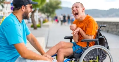 Joven con discapacidad conversando con un amigo