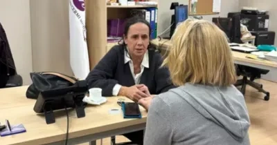vicepresidenta de CERMI Mujeres hablando en una mesa junto a una señora de espaldas.