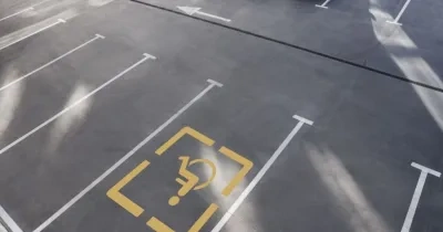 Aparcamiento en superficie con una plaza reservada para personas con movilidad reducida