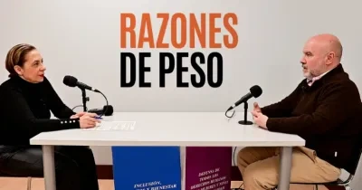 El presidente del CERMI y la reportera del programa mientras hacen el podcast