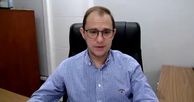 Un hombre durante una ponencia virtual sentado en su silla