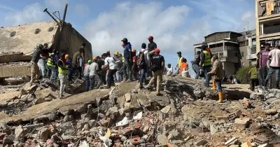 Personas buscando en los escombros y ruinas por el terremoto de Venezuela