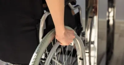 Una persona en silla de ruedas